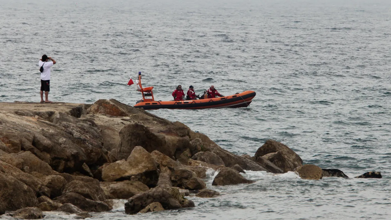 Autoridades suspendem buscas por jovem desaparecido em praia da Caparica