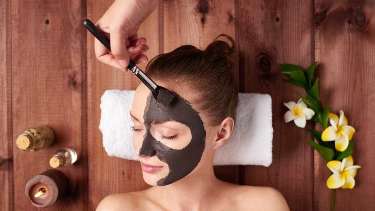 Шоколадное обёртывание. Женщины в бане с нанесенными на лица масками фото. Женщина в маске для лица. Девушка в тканевой маске. Девушка с маской на лице.
