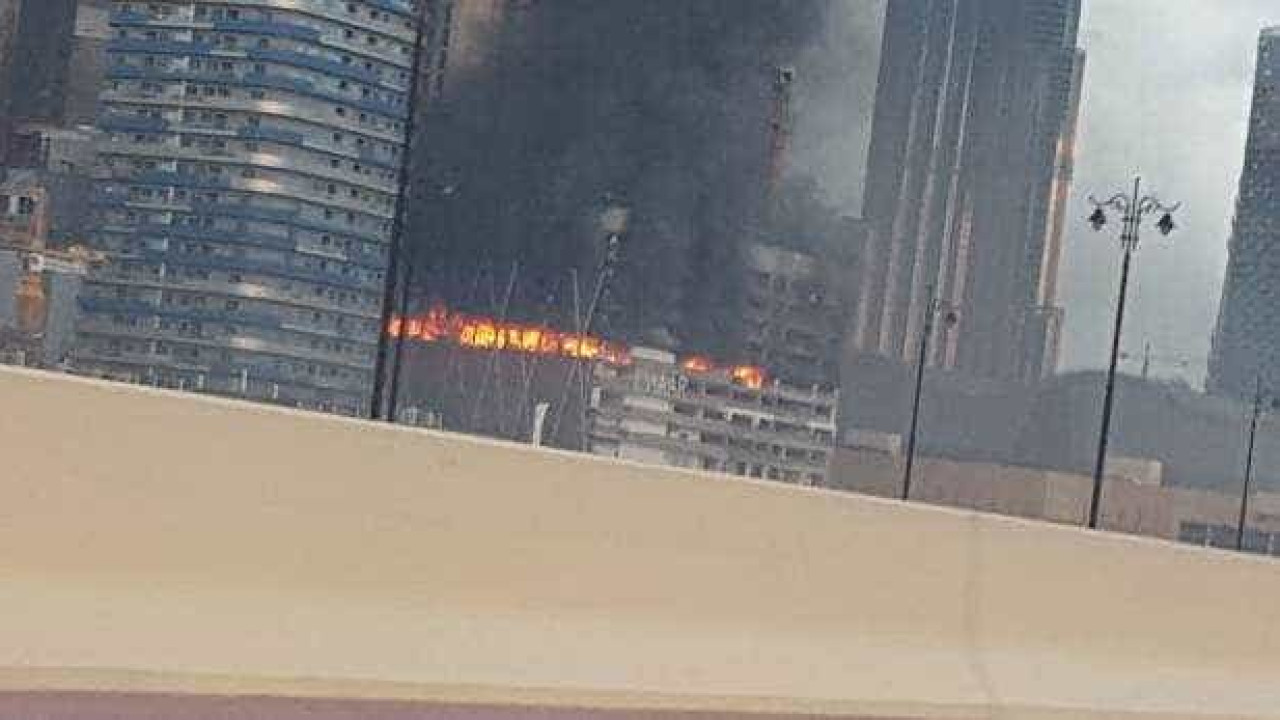 Бурдж халифа горит новости. Бурдж Халифа пожар. Пожар в Дубае небоскреб. Пожар в Дубае жилой комплекс 22 год.