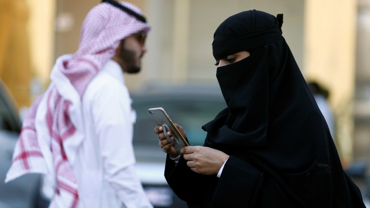 Mulheres sauditas não precisam usar abaya, diz príncipe