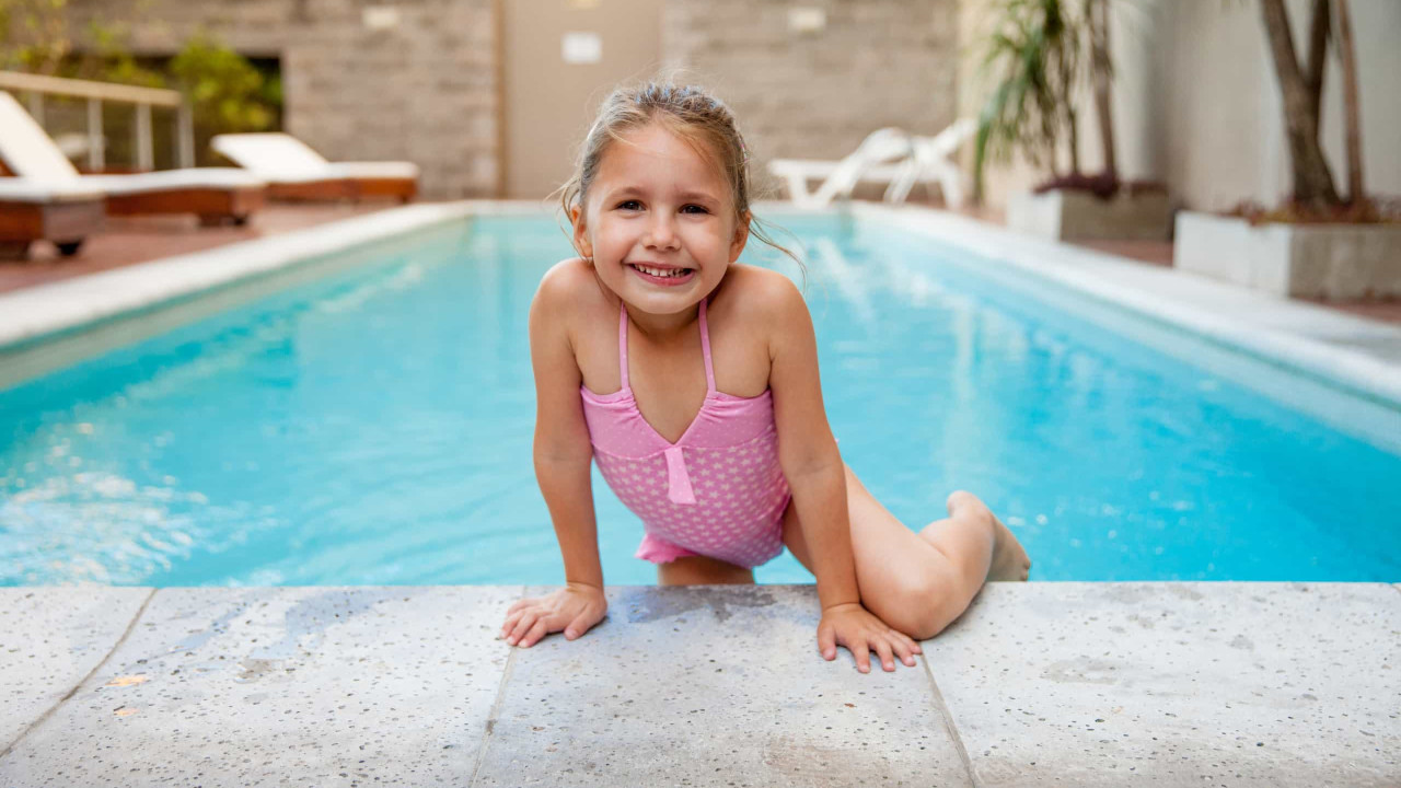 Young girl pool. Десятилетние девочки в бассейне. Купание девочек красивых от 8 до 12. Pool Side girl. Little Lily in Pool.