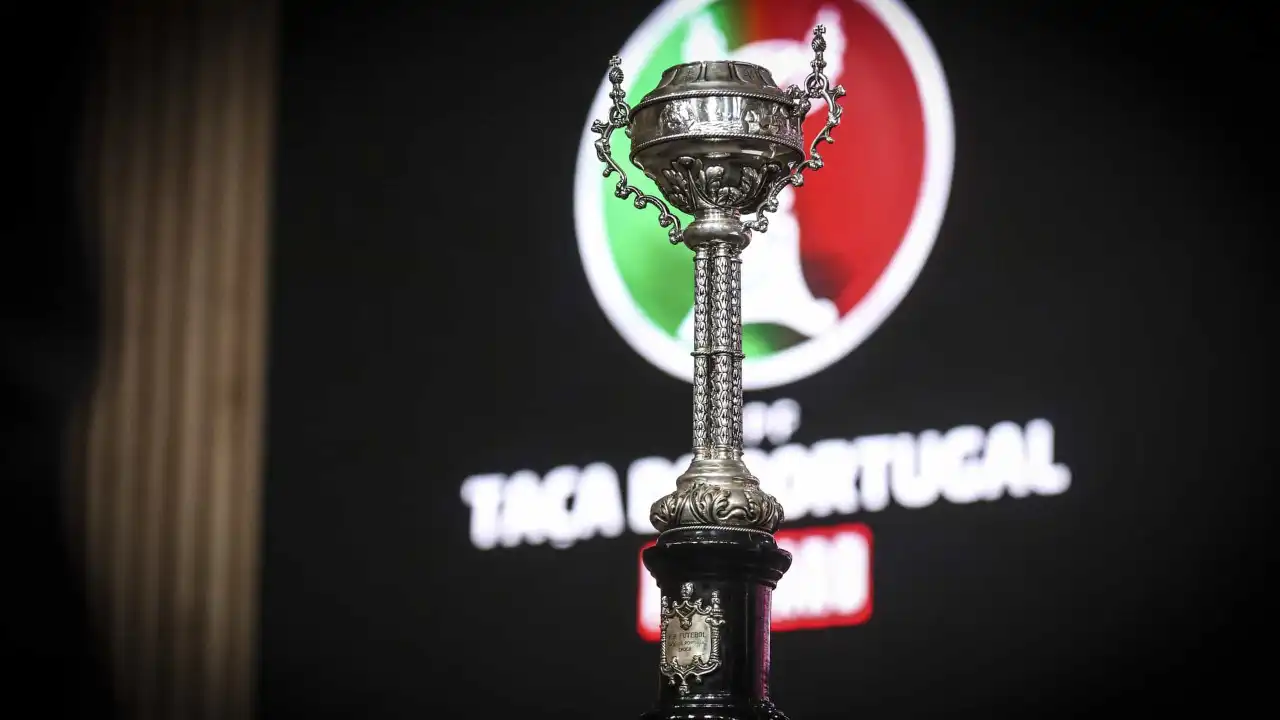 Dificuldades aéreas prolongam eliminatória da Taça até segunda-feira