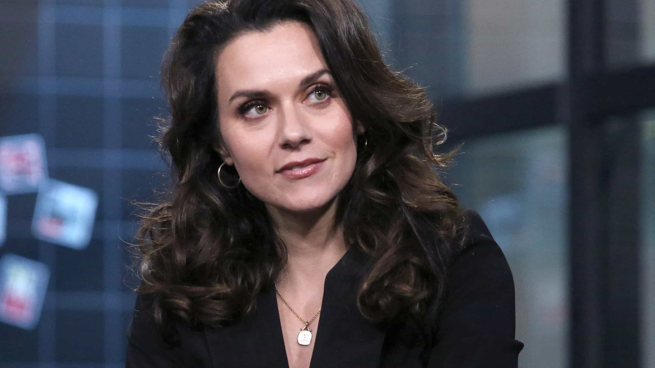 Hilarie Burton deixa cabelo crescer ao natural em gesto solid rio