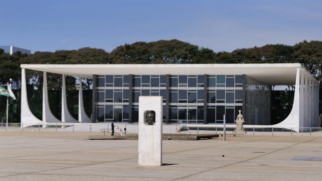 Supremo brasileiro retoma julgamento sobre responsabilização das 'redes'