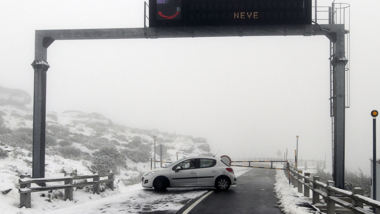 Neve encerra estradas de acesso à Torre na serra da Estrela