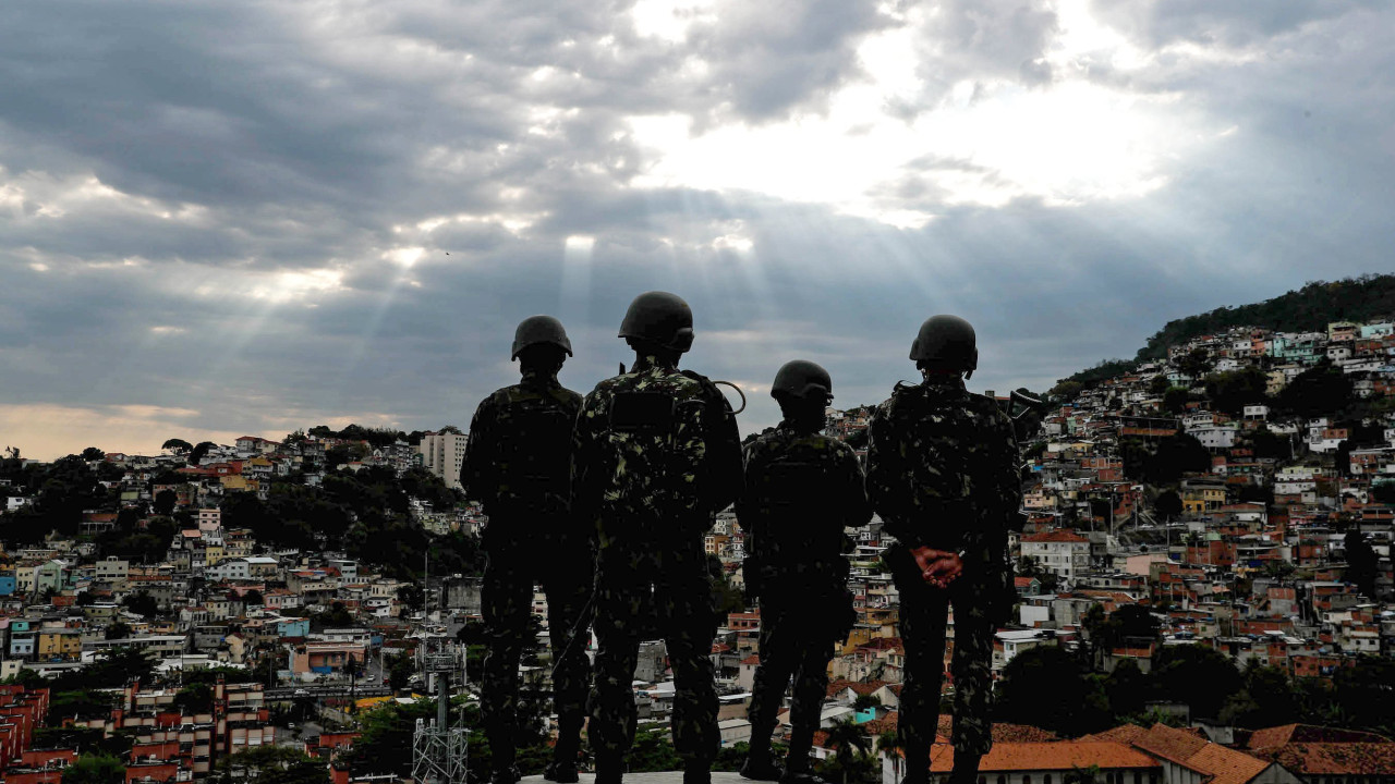 Polícia brasileira em operação contra braço financeiro de milícia 'carioca'