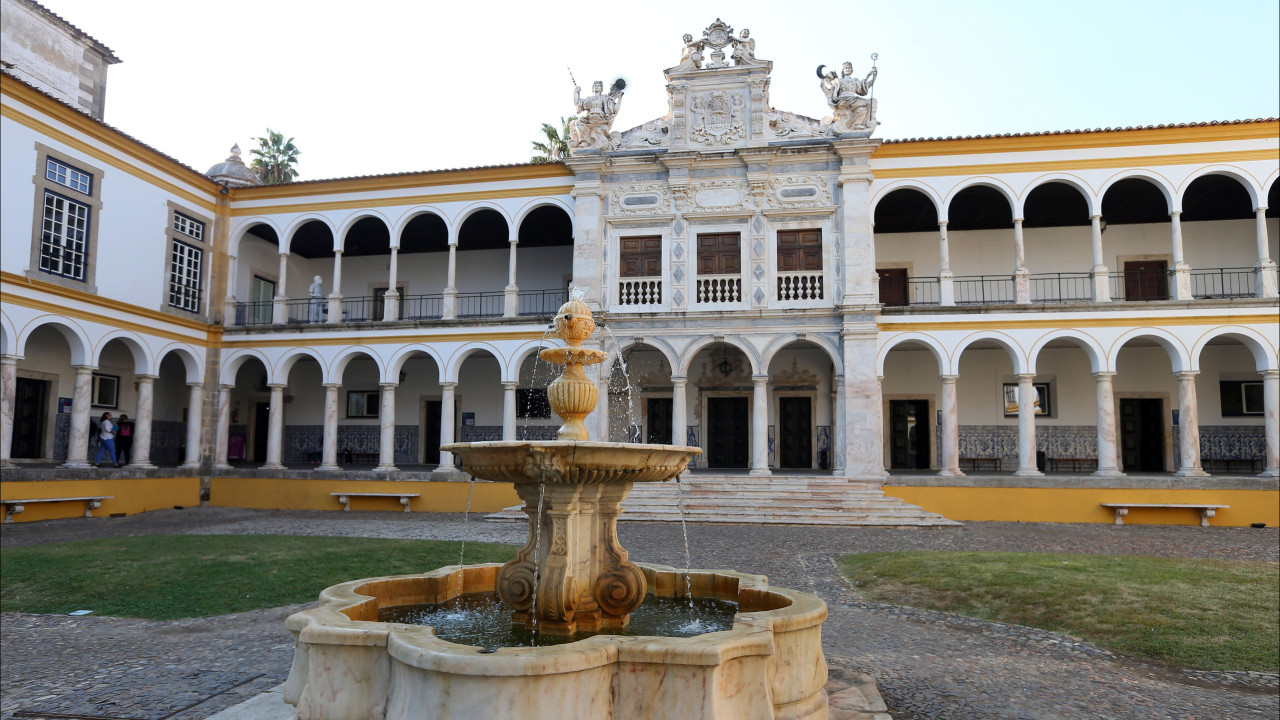 Universidade de Évora prepara plano e acreditação de curso de Medicina