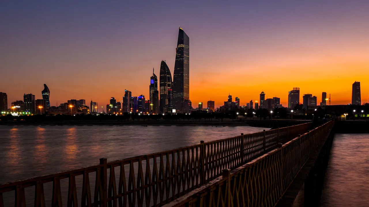 Ataque iraniano danificou centrais de energia e dessalinização no Kuwait