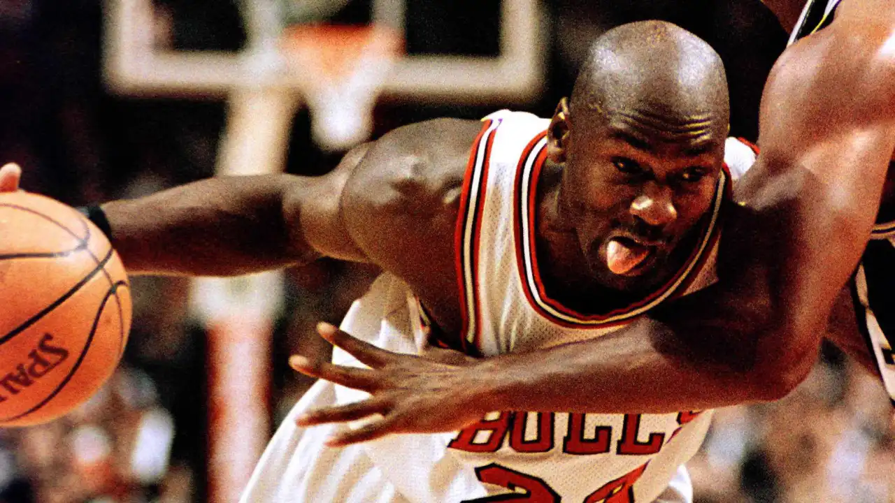 Camisola usada por Michael Jordan no campeonato de 1997 vai a leilão