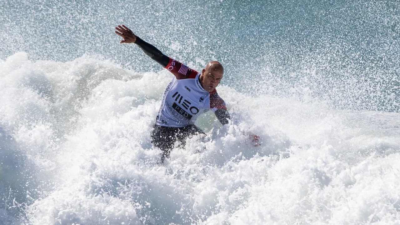 Kelly slater volta à competição na liga mundial de surf nos eua