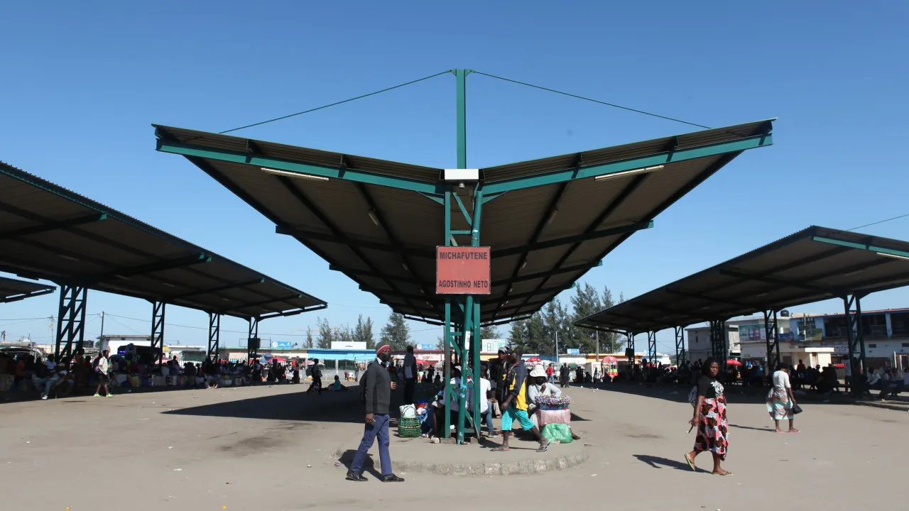 Governo moçambicano entrega na 2.a-feira 100 autocarros a 15 autarquias