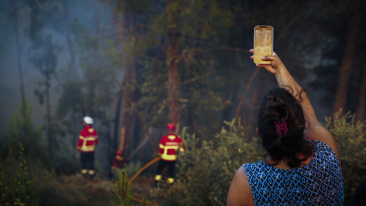 Bombeiros apedrejados quando se deslocavam para combater fogo em Mourão