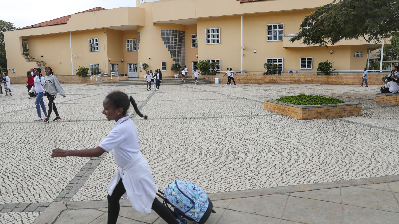 Criada solução para 70 professores em precariedade na Escola Portuguesa de Luanda