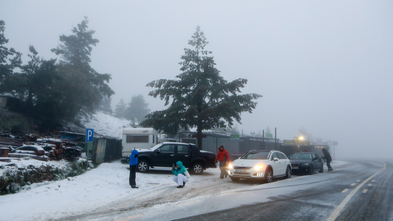 Estradas do maciço central da Serra da Estrela encerradas devido à neve