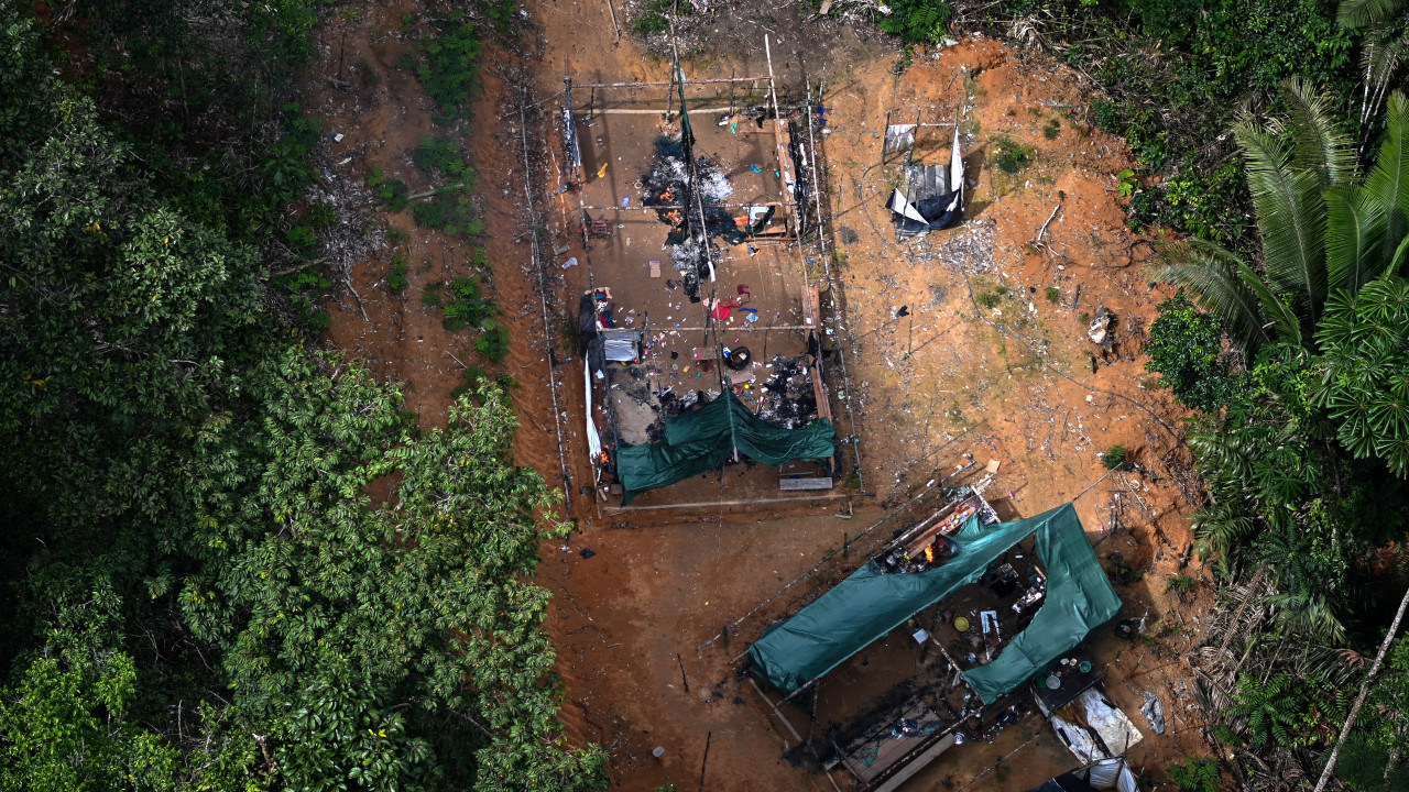 Mineração destrói 4 campos de futebol/dia em terras indígenas na Amazónia