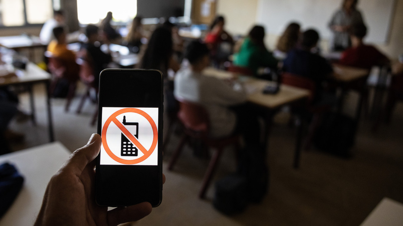 Proibir telemóveis nas escolas sem ouvir alunos &quot;não é a melhor solução&quot;