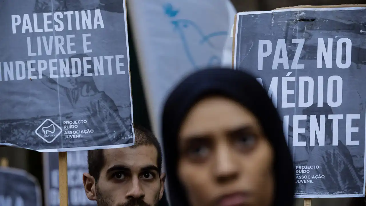 Centenas desafiam chuva no Porto para gritar que a "Palestina vencerá"