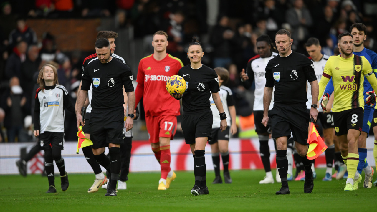 Rebecca Welch na história do futebol inglês ao dirigir o Fulham-Burnley