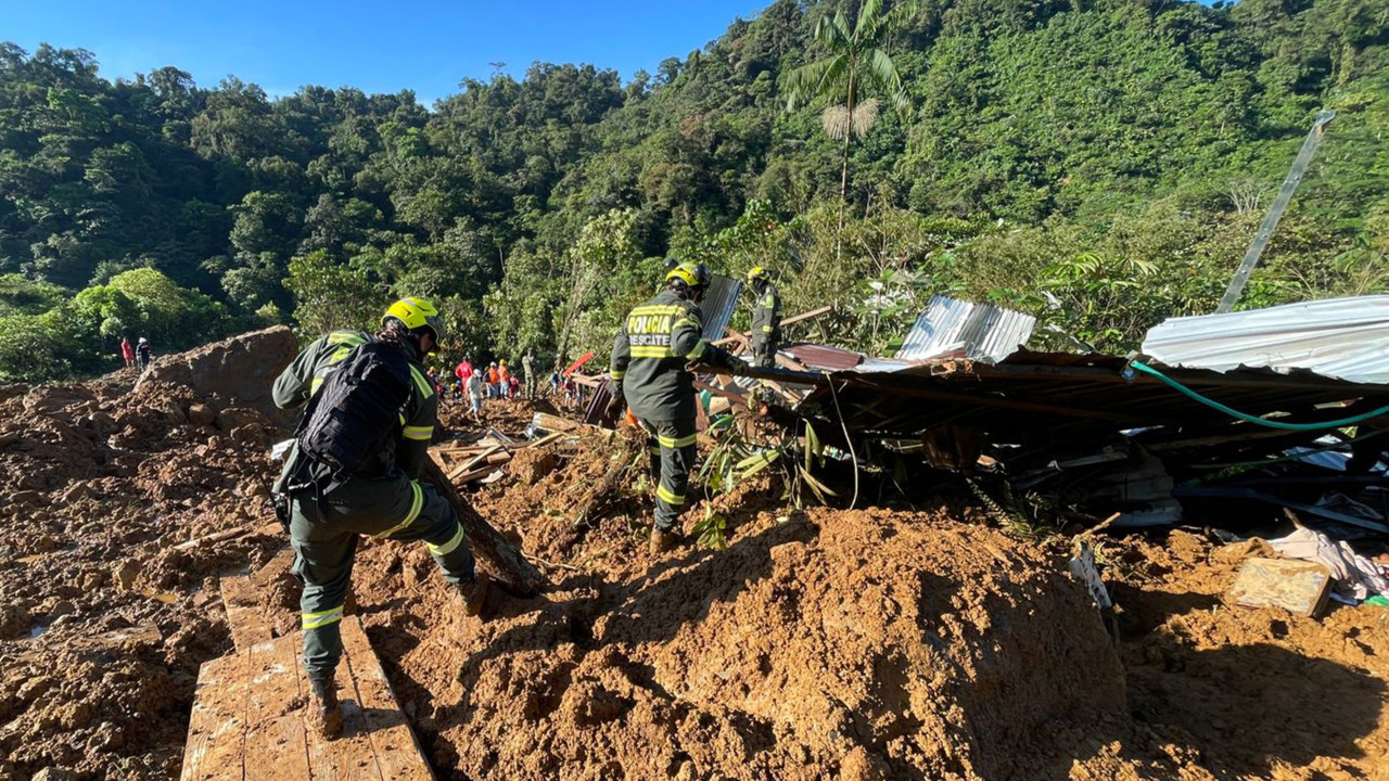 Instabilidade do terreno suspende resgate de vítimas na Colômbia