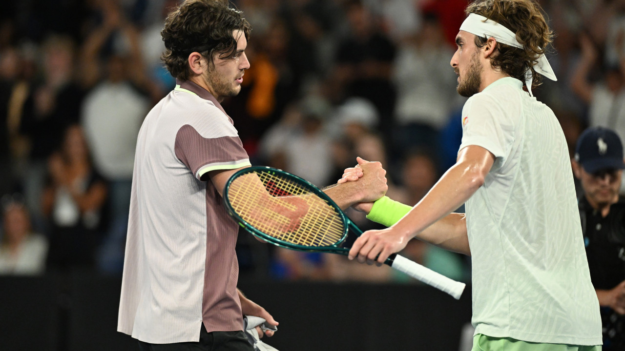 Fritz bate Tsitsipas e qualifica-se para os quartos do Open da Austrália