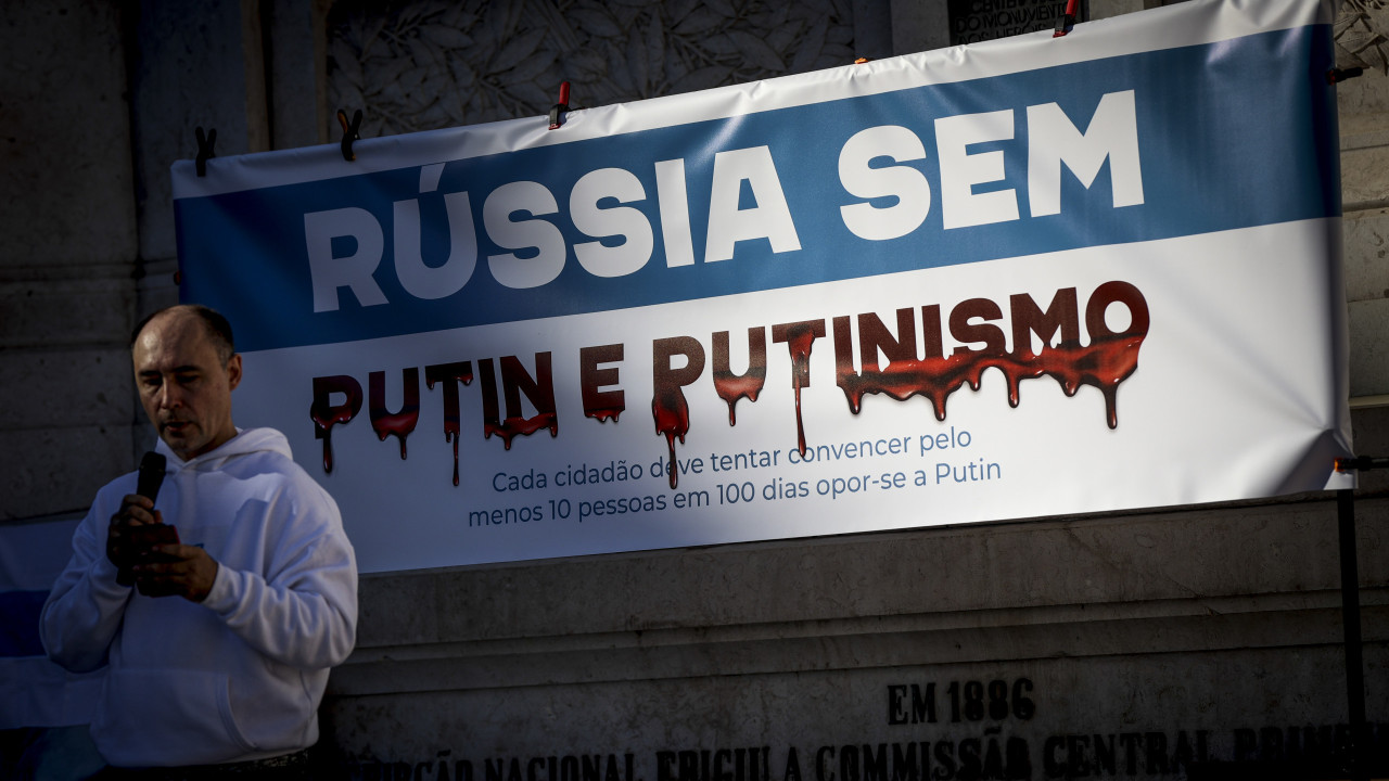 Mais de 100 pessoas pediram hoje em Lisboa uma &quot;Rússia sem Putin&quot;