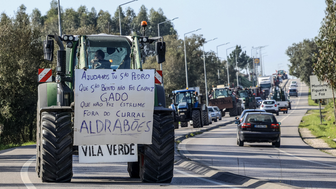 Centenas de tratores do Baixo Mondego chegaram a Coimbra às 14 horas