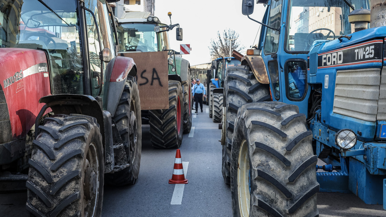 Protestos dos agricultores cortam trânsito em 15 vias