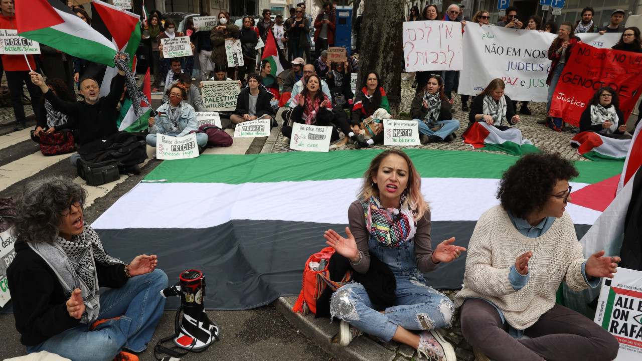 Manifestantes em Lisboa pedem corte com Israel e expulsão do embaixador