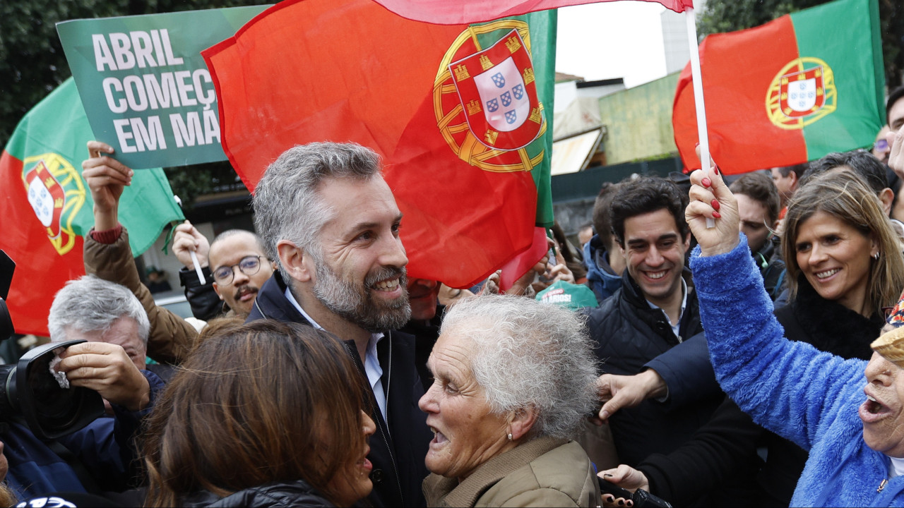 Pedro Nuno recebido com música e votos de &quot;boa sorte&quot; em Matosinhos