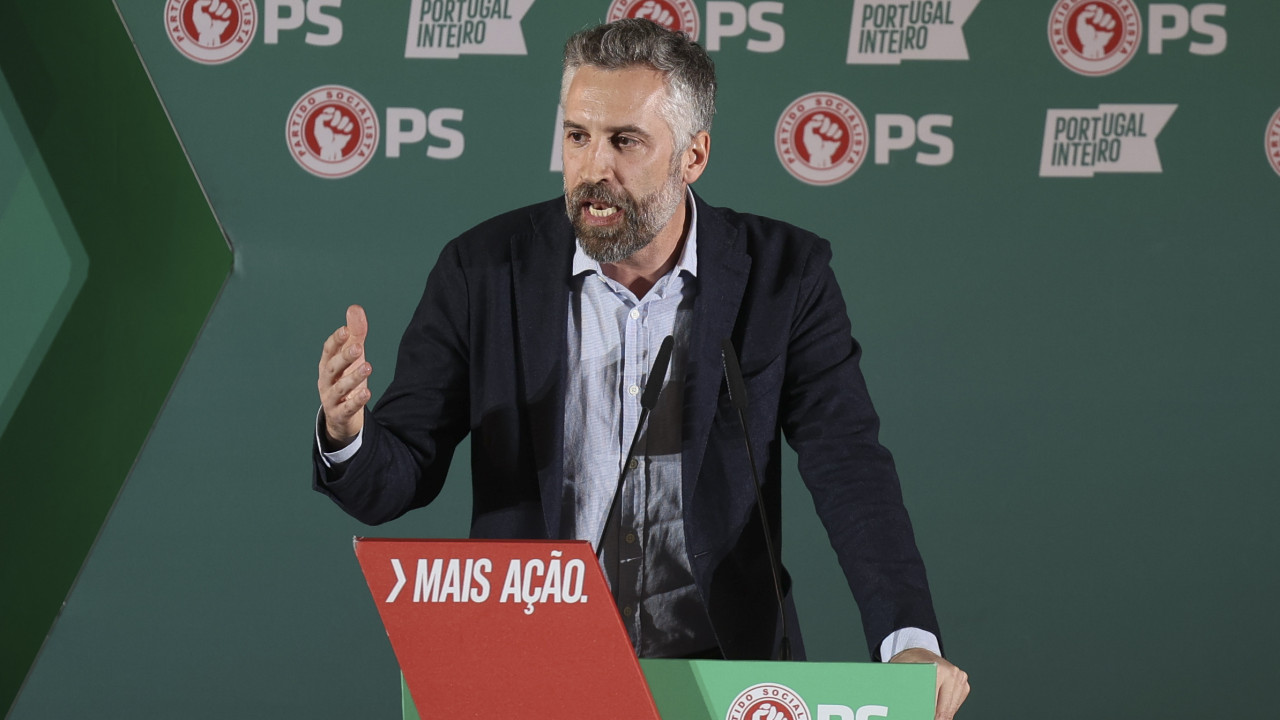 Pedro Nuno Santos quer &quot;incentivar&quot; professores aposentados a dar aulas