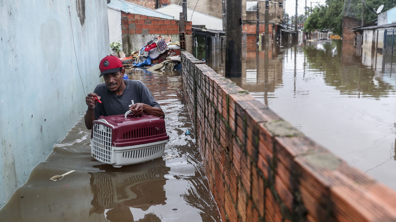 Brasil regista 148 mortes nas inundações, Lula adia viagem ao Chile