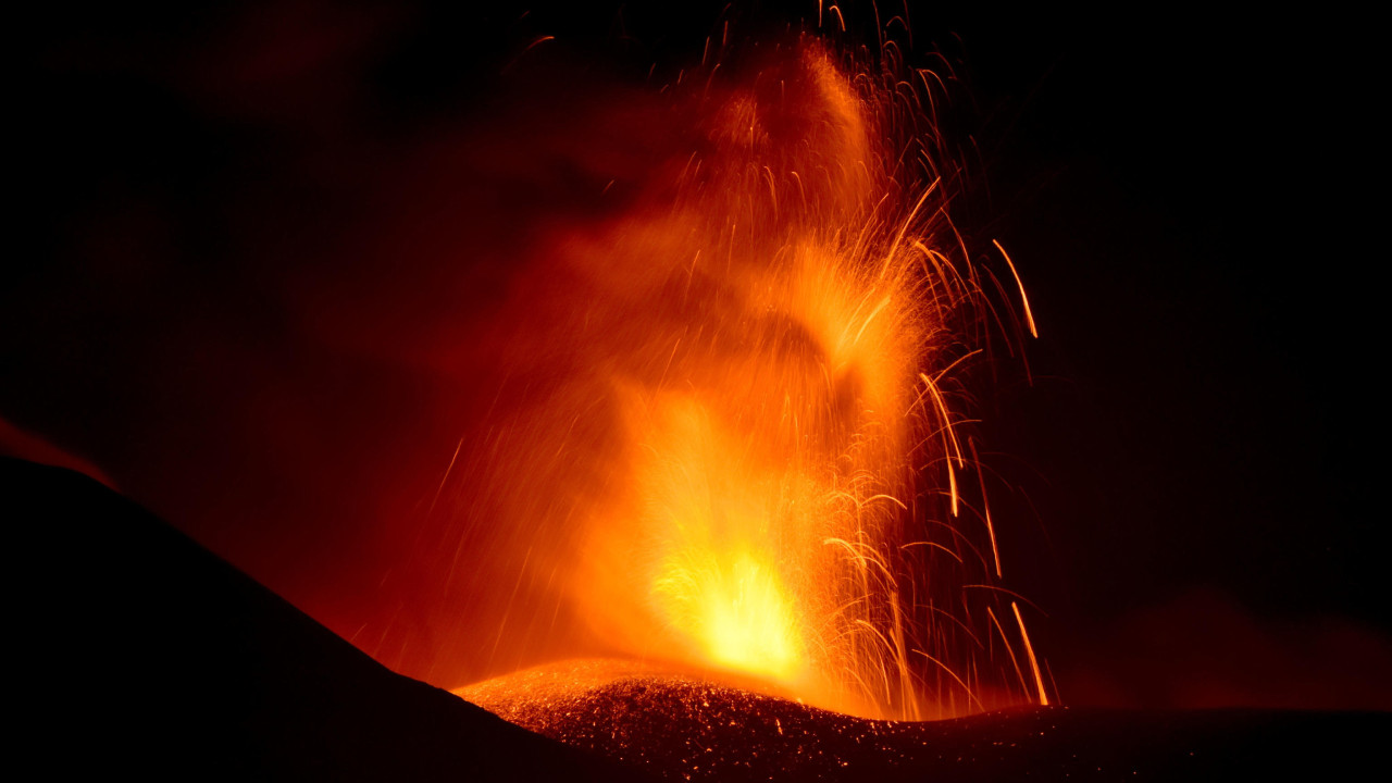 Vulcão Etna entra em erupção e voos são suspensos no aeroporto da Catânia