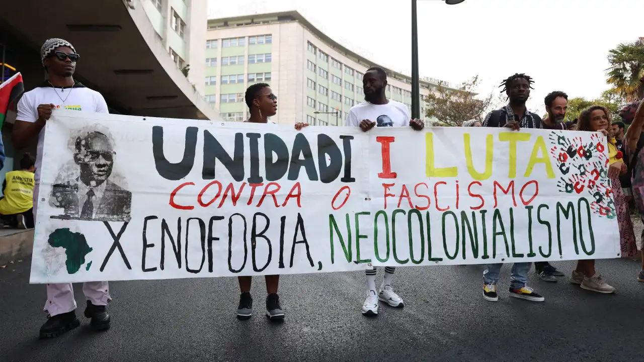 A avenida que celebra Abril encheu-se de bandeiras várias por Cabral