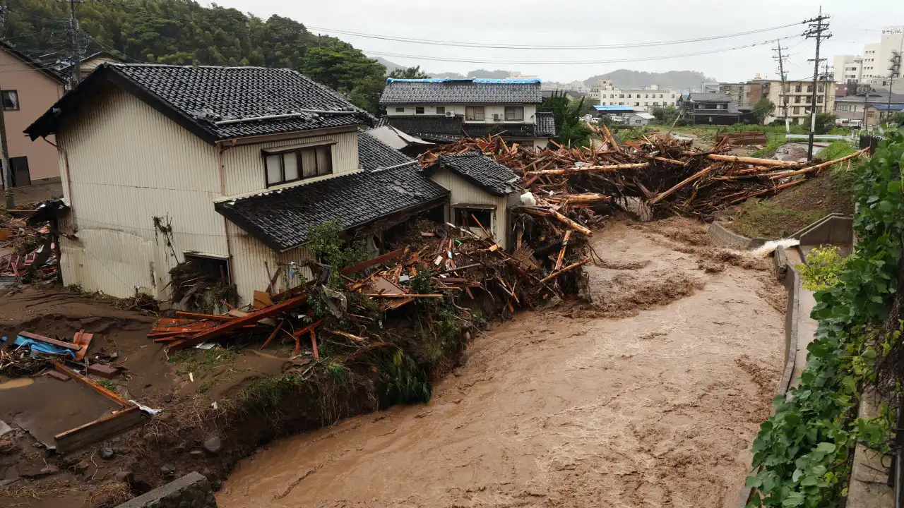 Pelo menos seis mortos em inundações e aluimentos de terra no Japão