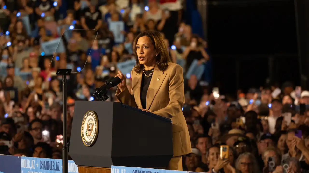 Kamala Harris mantém vantagem mas perde terreno nas sondagens