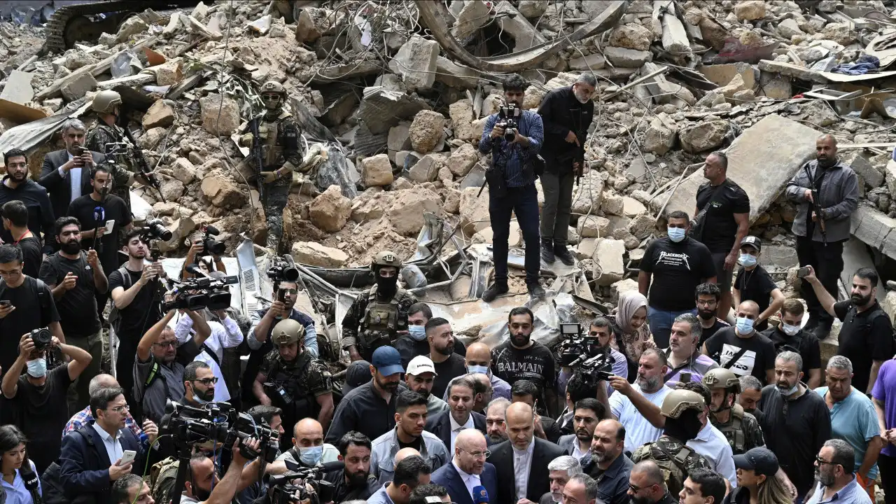 Presidente do parlamento do Irão visita local de ataque em Beirute