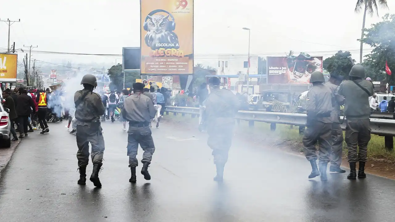 Polícia carrega sobre manifestantes no centro de Maputo