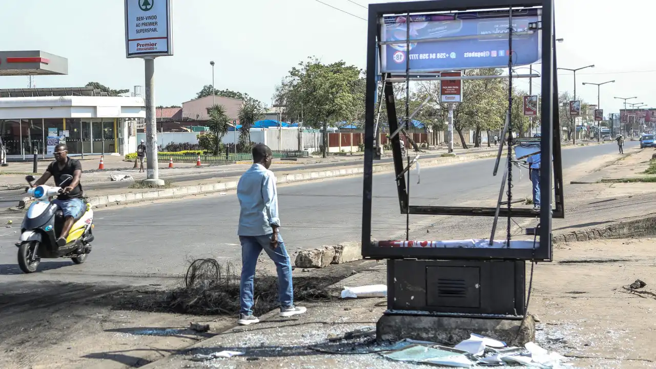 Em Maputo tenta-se trabalhar entre a destruição dos confrontos