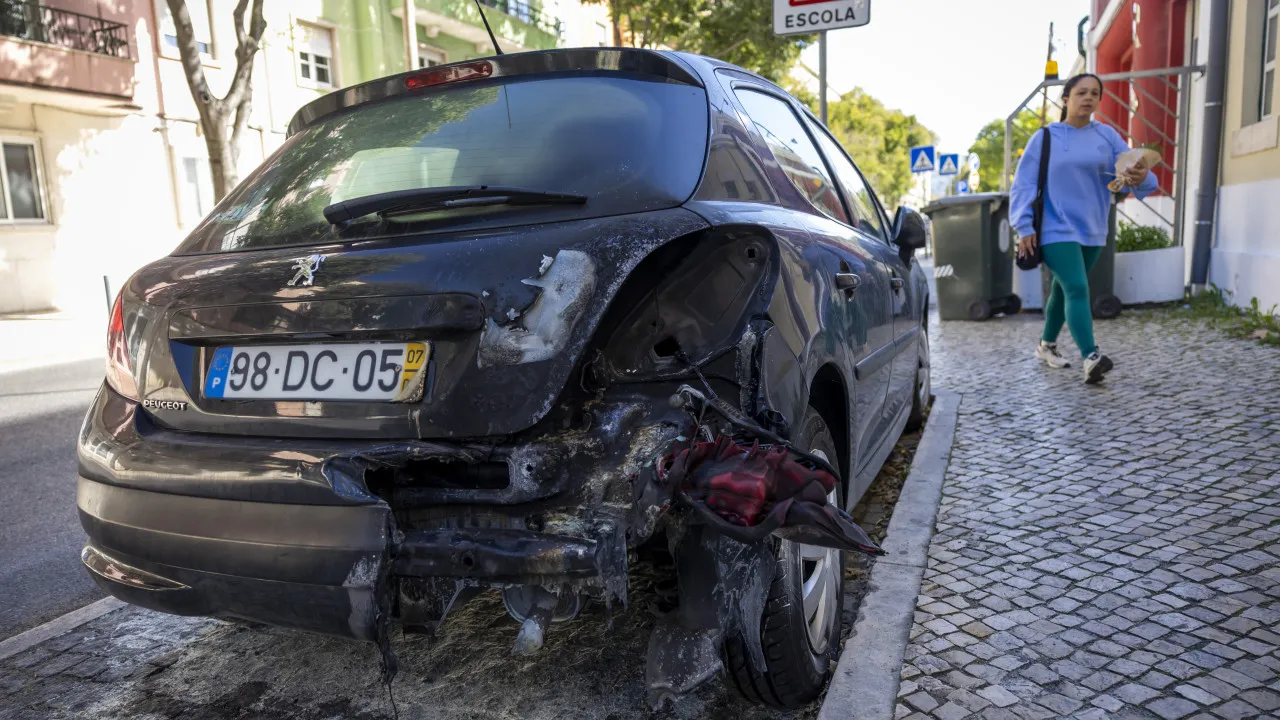 Jovens danificam carros e porta de prédio em Moinhos da Funcheira