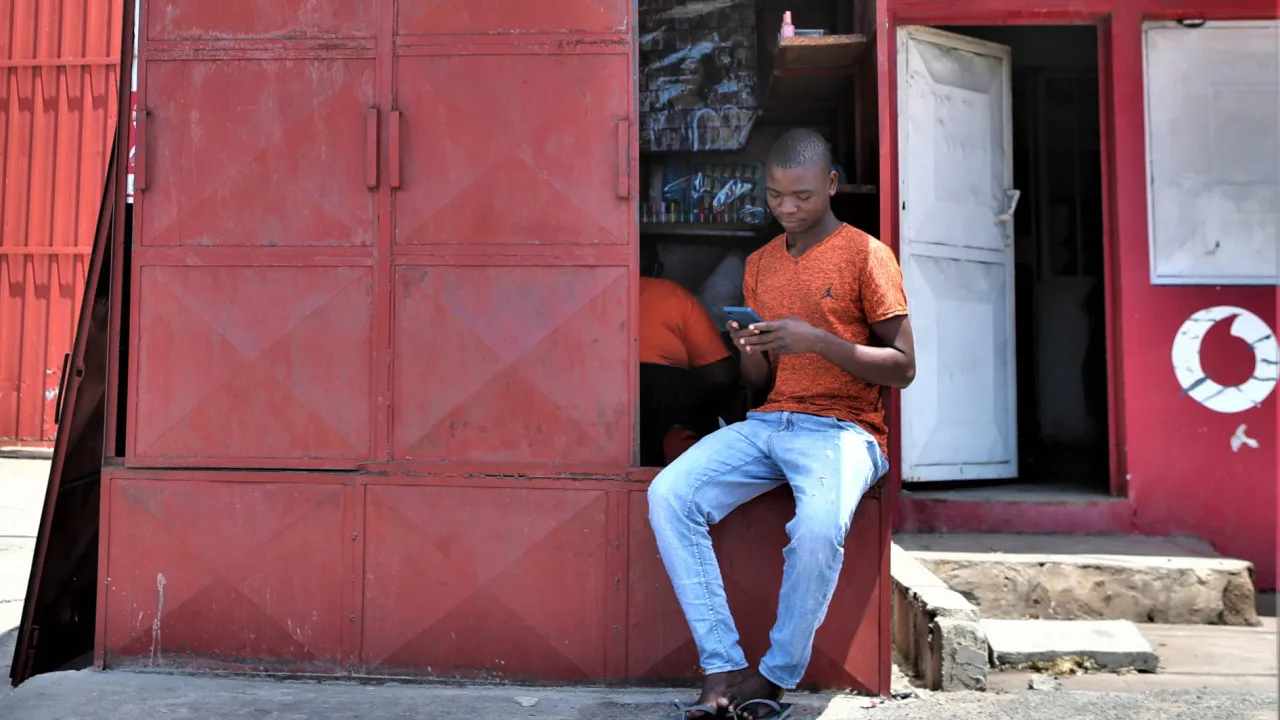 Em Maputo trabalha-se de porta entreaberta em dia de paralisação