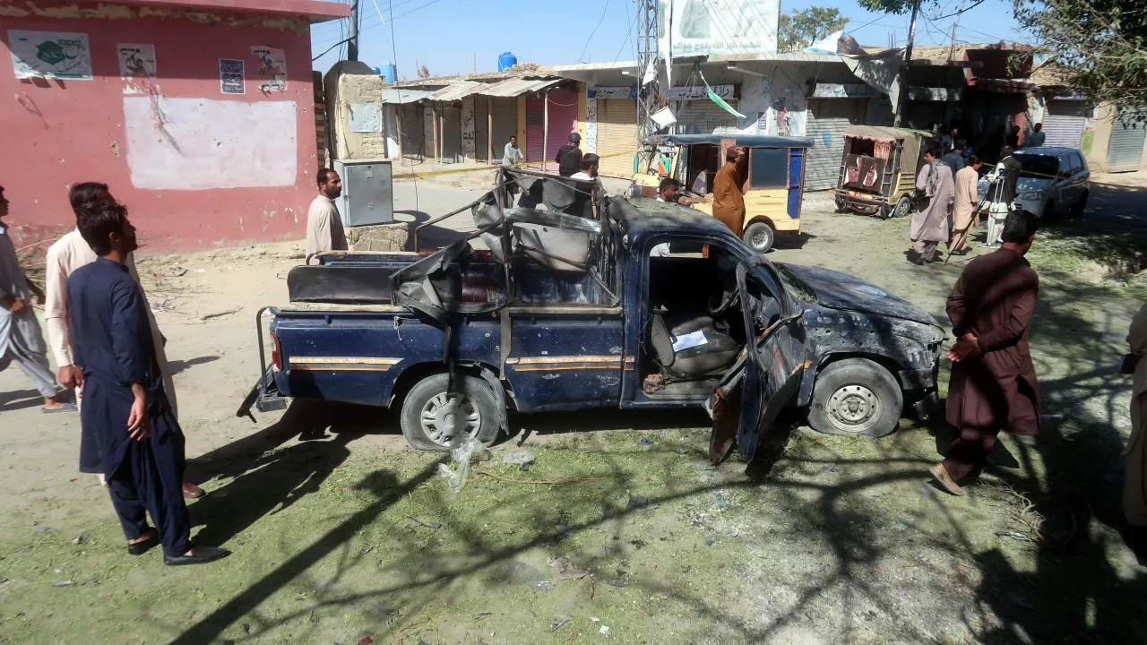 Bomba contra a polícia no Paquistão mata 8 pessoas, incluindo 5 crianças