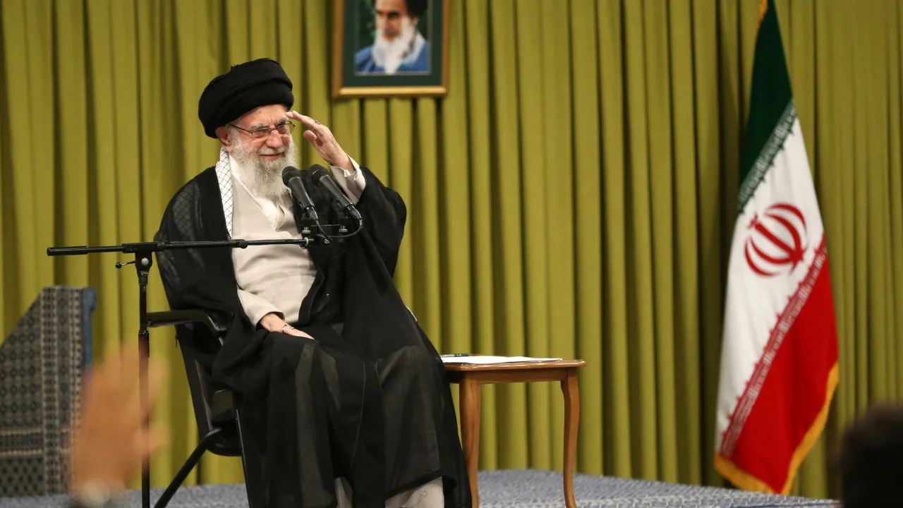 Ayatollah Khamenei promete resposta esmagadora a Israel e EUA