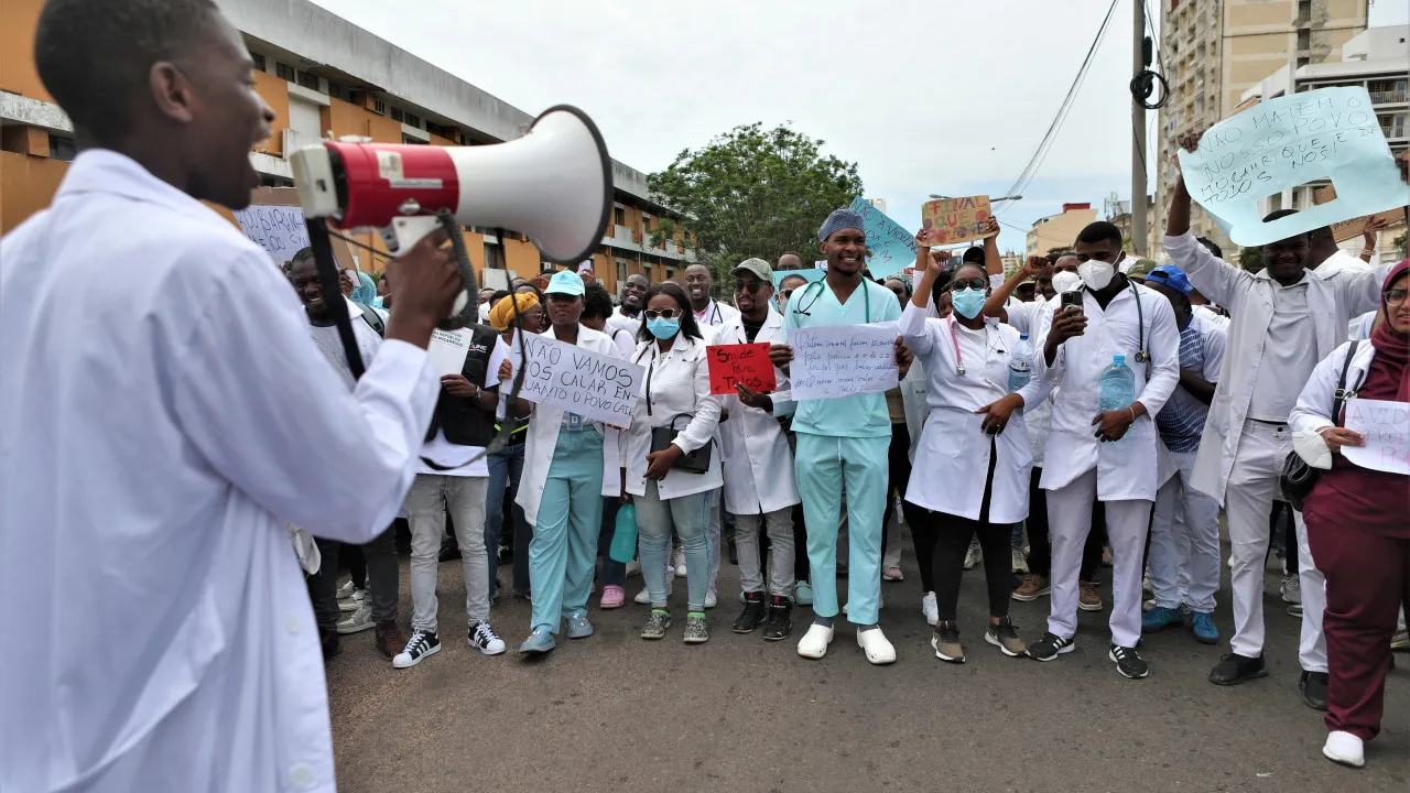 Médicos marcharam em Maputo pedindo "parem de matar o nosso povo"