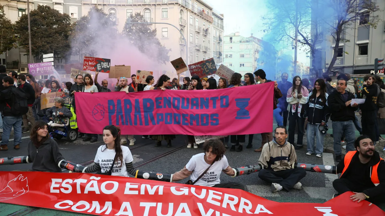 Climáximo faz protesto junto do aeroporto de lisboa para 