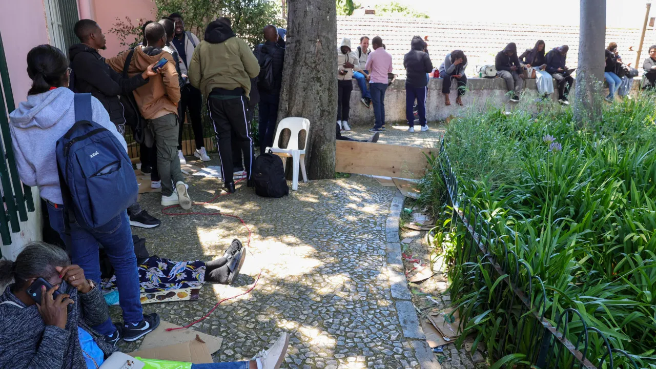 Imigrantes esperam dias e dormem na rua para validar documentos