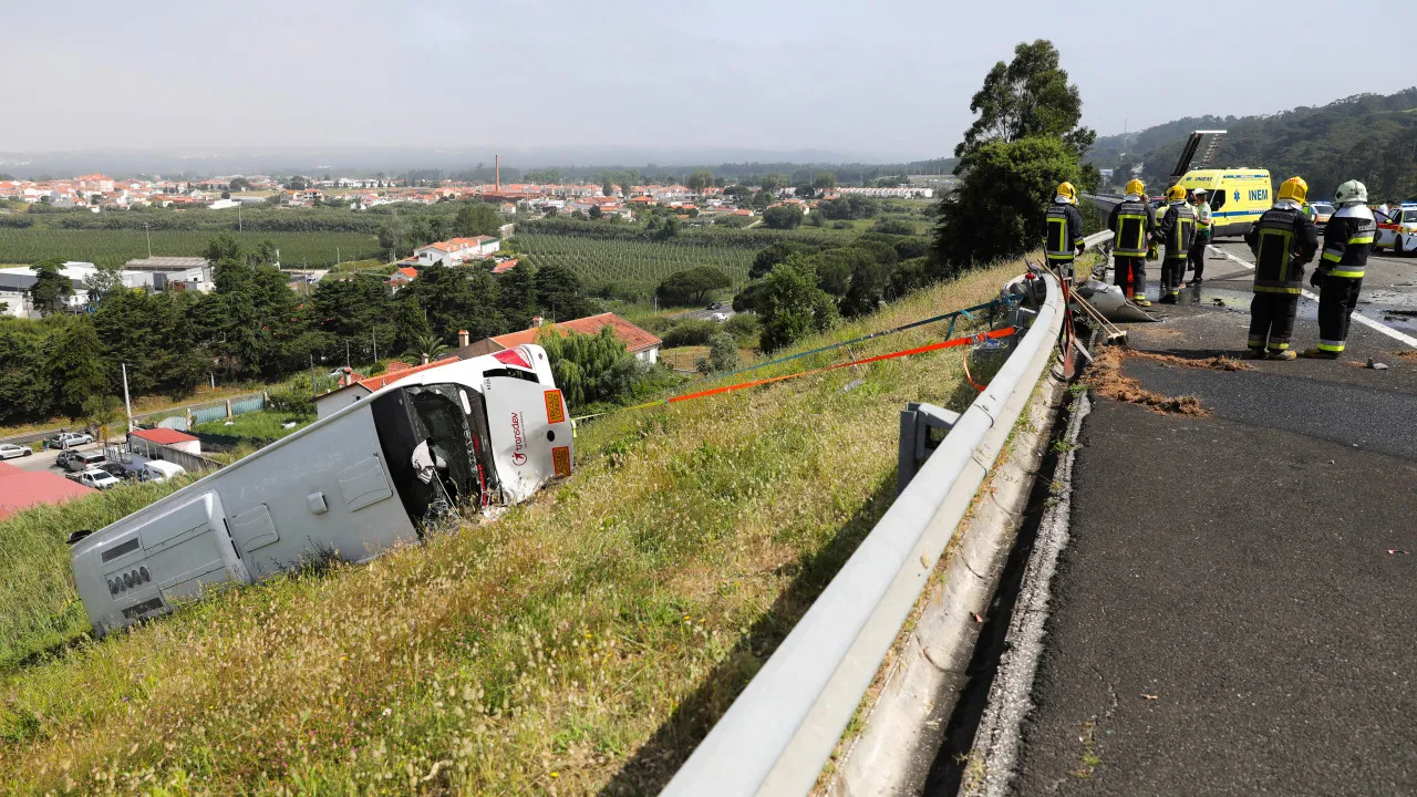 Autocarro com 37 crianças colide com camião na A8 e cai em ravina