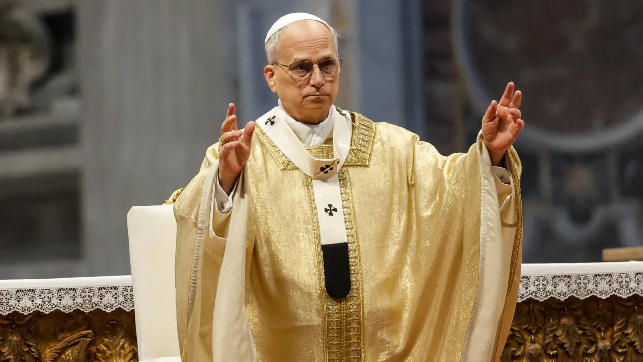 Papa ordena novos sacerdotes e espera