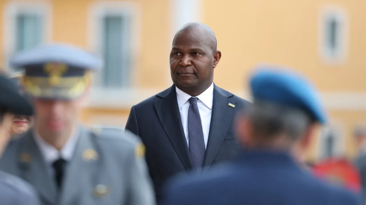 Presidente moçambicano parte para a China com financiamento na agenda