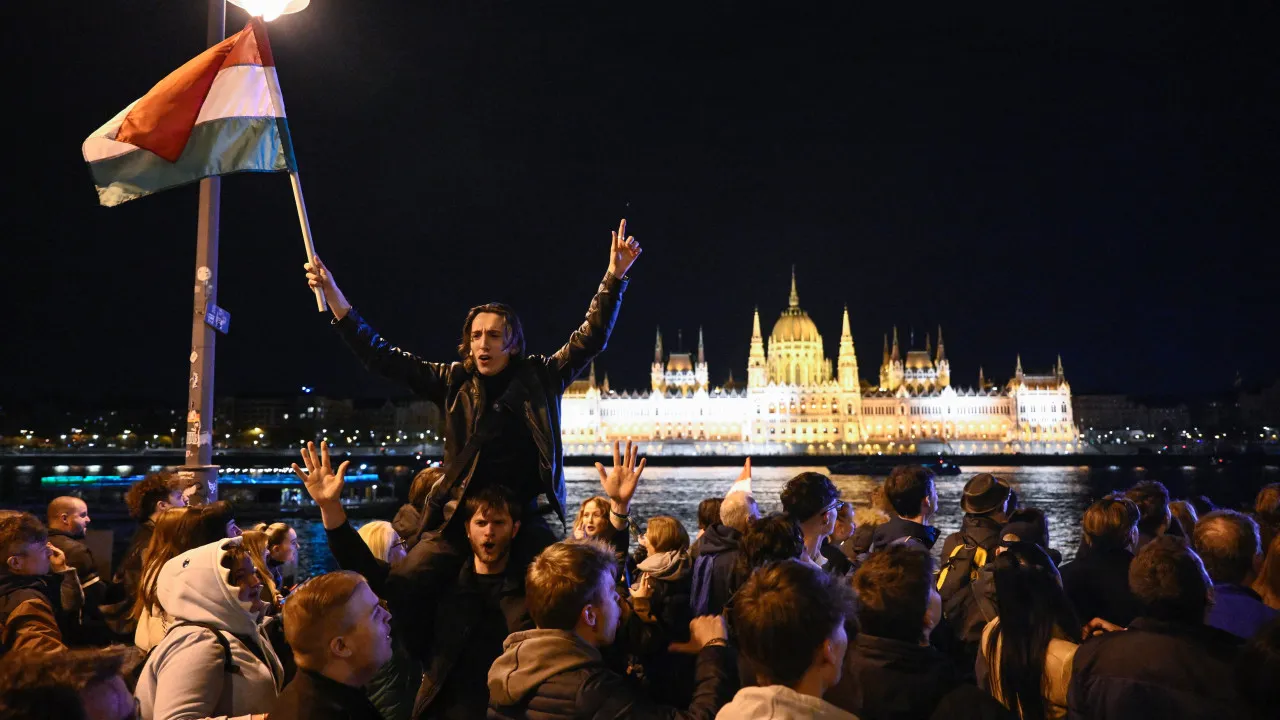 Festejos na Hungria pela vitória da oposição enchem ruas de Budapeste
