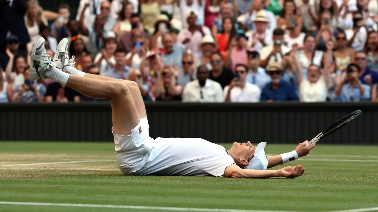 Jannik Sinner revalida título de Wimbledon ao vencer Alexander Zverev